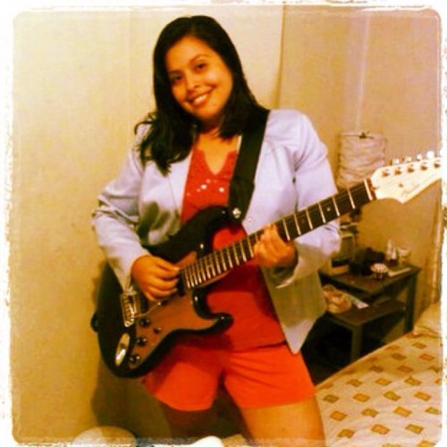 Descomplicada... Hija de Dios, Musico, hija, mama, esposa, adoradora como estilo de vida, ciencias económicas, pero sobretodo amante de Jesus!