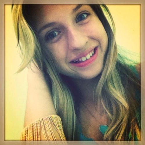 Com músicα no ouvido e corαção nα bocα :)' Eu sorrio bonito e deixo os outros querendo sαber o segredo que me fαz feliz; XD
Eu sou ..Leticia... Twittando 4ever