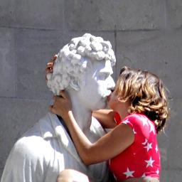 nevermyname0's profile picture. Yo no sé cómo tratar mi adicción a las cumbias.