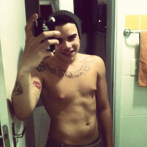 Um boy que é apaixonado pela vida e que so quer curti muito...