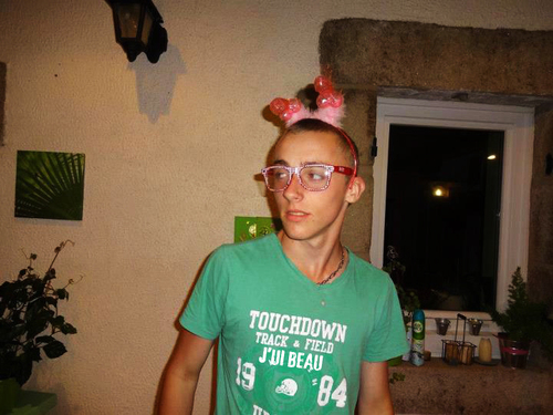 Taré sur les bord, ce prend pas la tête, Naturel, franc.... Moi quoi :D