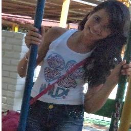 Chata,irônica,ciumenta,idiota,possessiva.Já seiludiu,se fodeu e ainda não aprendeu,Grita,ri,chora,fala,canta,dança e é feliz