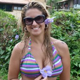 Sou 1 pessoa simples,em 1 nova profissão, amo minha família e acredito em Deus acima de tudo. Se eu tiver triste, me dê 1 abraço e me faça sorrir, isso basta.
