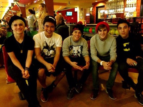 I'm just a regular 5er who loves their perfect eyebrows. 0/5 of @im5band follows.