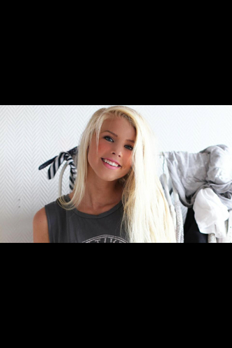 Hi im Emily I love to do Photo shoots with my twin sister Hannah :) Please follow me.