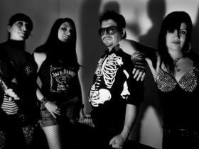 Sin Pudor es una banda Bogotana que surge en el 2005 con Jessica (guitarrista y vocalista actual) con la idea de expresar su posición al mundo que la rodea