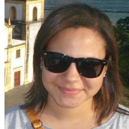 Dura como pedra e frágil como vidro.