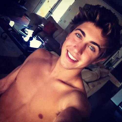 ima fun sexy white boy from Chicago ppl call me a trouble maker nd I'm crazy but thts jus how I am