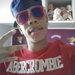 Aquele que todo mundo conheçe , aquele carinhoso ,aquele alegre mais tabem aquele que chora rs Prazer tipo Eu *_* ' Segue,te siguo de voltaa !