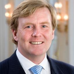 Willem-Alexander Claus George Ferdinand, Koning der Nederlanden, echtgenoot van Koningin Máxima en vader van 3 A-tjes. Tot Uw dienst!