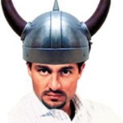 Essas mulheres de hoje em dia adoram enganar o marido com outro homem. Ainda bem que minha esposa Paola é fiel a mim e eu confio nela.