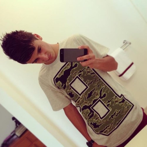 i hate the fact that im just a fan to @AustinMahone #MAHOMIE