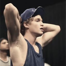 I love the AUSSIE BLOKE & AUSTRALIAN HAMMER named Cody Simpson whose hair becomes sexier every year.