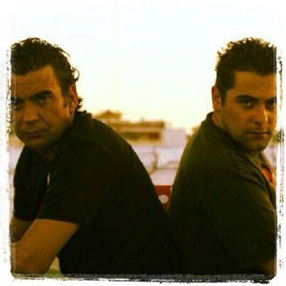 Grupo sevillano de Flamenco . Manuel Diaz y Benito Vazquez pertenecieron a La Tropa y Amigos a Compas .Contacto: 657974713/609493915 .