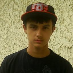Sou torcedor do Inter,tenho 19 anos,gosto mt de jogar futebol e curto Rock.Quem me seguir,sigo de volta!