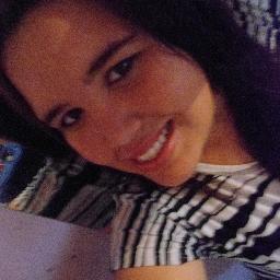 Eu sou o tipo de pessoa que rir com as coisas mais bobas, me impressiono com as coisas mais simples..... *-*