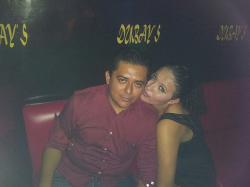 el compás de mis ojos son sus caderas y no hago otra cosa k seguir a la espera, d un beso furtivo, d un beso cualquiera. tenía k ser mujer para gustarme tanto
