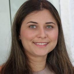 Jornalista por formação, casada com Paulo e mãe de Milena.