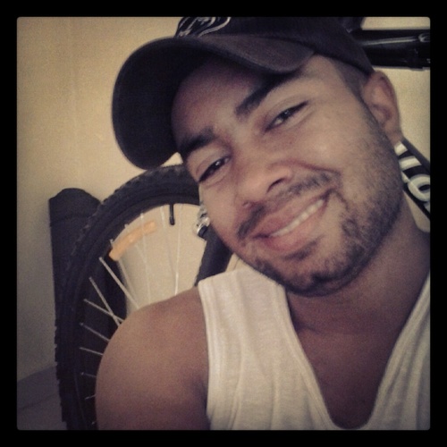 Sou músico, compositor, adoro cantar ... 
http://t.co/HBPokPSI
