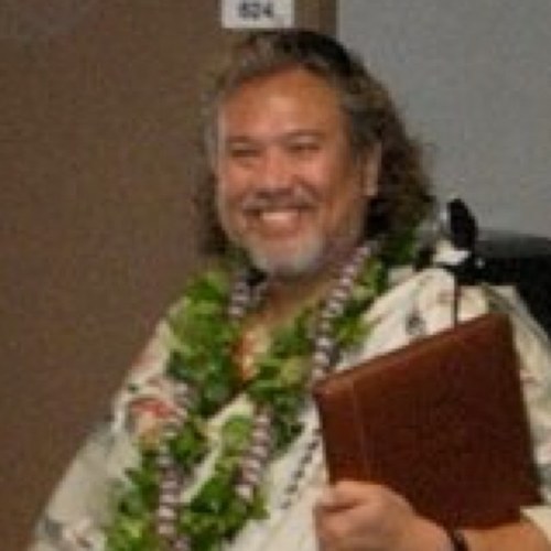 Ua hānau'ia i ka ‘āina ē akā ua ulu au i Kailua i ka mokupuni o O'ahu. No Mā‘ili au i kēia manawa a e hana au i Nānākuli nei.