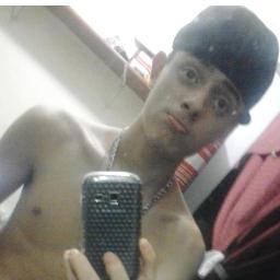 Olá , tenho 15 aninhos e sou :Besta,chato,ciumento,complicado,bobo,idiota,romantico,carinhoso e solteiro ! :/