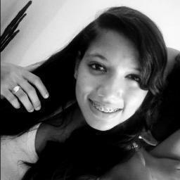 Uma menina , chata , mimada, insuportavel, boba, alegre, ciumenta, carinhosa, fofa, meiga , retardada, louca, enfim, prazer EU !! (: