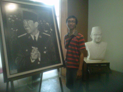Hanya manusia biasa yang teramat kecil di dunia sebesar ini yg wajib terus belajar hingga akhir hayat.

| S1 FH UGM 2004 | S2 MH UII 2012