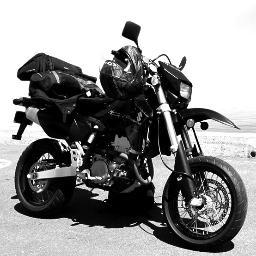 Twitter officiel du site http://t.co/dpXxilUA - Tout ce que vous devez savoir sur la supermoto Suzuki DR-Z400SM - Essai routier, critique complète, et plus!