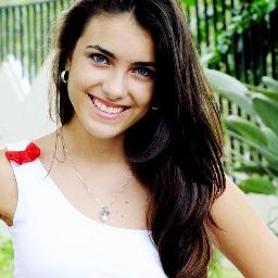 Fria, carente, sensivel, feliz, boba, ironica, sem noção, chata, é prazeu : EU !