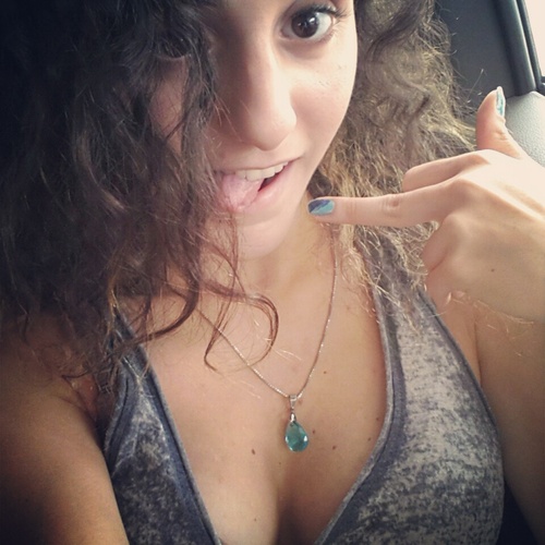 Maluquinha ...doida... insuportavel..falo alto..falo muito ..tenhu cabelo azul..falo palavrao pra cacete ..e to poco me fudendo para oq vc pensa zs ;* hahaha