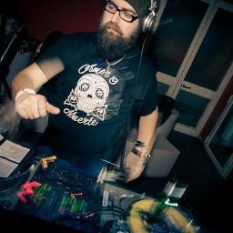 Metto dischi, organizzo parties, passo le giornate a cercare musica. 
Nato nel 1980, muoio ogni qualvolta la radio non canta
🎧🐻🤘