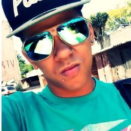 Saudade é um sentimento que quando não cabe no coração, escorre pelos olhos..