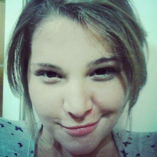 Estudante de Direito, amante da boa música, desastrada, cantora, pianista sem uso, atualmente viciada em academia, viciada em séries e jogos online. ;)