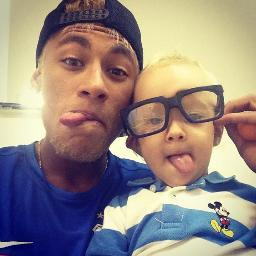 Sou sua fã, pelo seu jeito de ser, seu sorriso lindoo... eu te amo meu negoh dos olhos verdes !! Meu tudao... amor da my life !! Ousadia e Alegria Njr sz'
