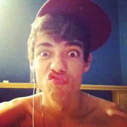 Eu sou aquele feio ali ó , isso mesmo aquele exquisito ali no icon , poxa desculpa pelo susto que vc tomou agr mas é isso , 16 Anos Boylieber