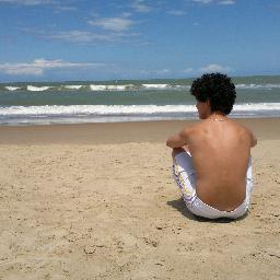 'Hoje eu me sinto tão bem, tão bem... Acordei com o sol, me dando bom dia, E fazendo jus a sua presença, que dia, que dia!