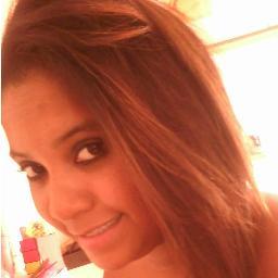 'Eu nao ando eu desfilo
'Eu sou top,capa d  revista...
'sou a mais mais
'Arraso no look
'Tiro foto n espelho pra postar no facebook..