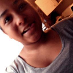 Tenho 14 anos,  meus amigos minha família são tdo pra mim , sô de bem kom a vida . Amoo chocolate , e System Of A Down.. e reggae.. U.U
