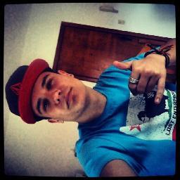 um bobaaaao, 16 anos, solteiro Um vagabundo sem sua Dama, futuro Engenheiro elétrico. (I want to live happily)