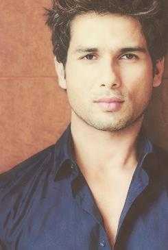 Internet Addicted GIRL... Can't live without Friends, Internet and Music..☺ #ShahidKapoorLoveR