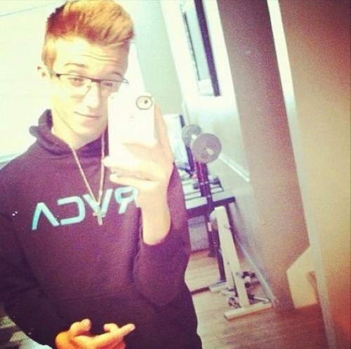 If you follow me ill follow you :) I can be your gentle man , Ima make u smile like crazy ladies 3 no need to be shy Your beautiful 3
