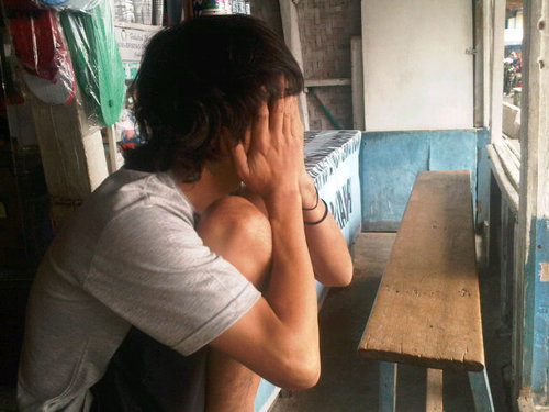 Seorang manusia biasa yg kerjaannya molor alias tidur sama makan, ya kadang2 beribadah, itupun kalo hati sama otaknya lagi bolong.