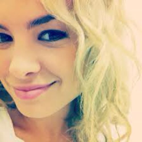 A menina apaixonada por musica e que conquistou milhares de corações e é a razao do sorriso de muita gente @Lua_Blanco