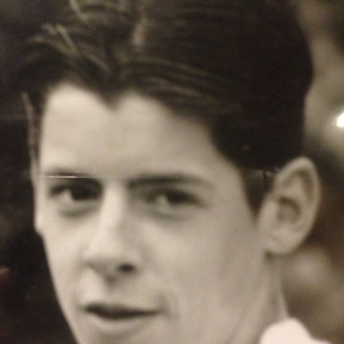 HolderDen's profile picture. Vader van 2 , voetballer , tegelzetter .