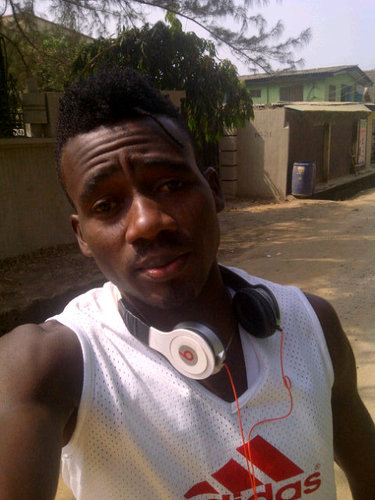 Am a professional football and i make movies both nigeria and ghana am 5.9ft dark in completion i love makin good and real frnds if you wnt to no more knock