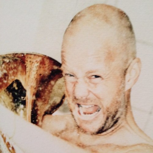 Musikälskare, jympa- och spinningledare, tubaist, pappa och verksamhetschef på #friskisjkpg. Och. En väldigt rolig ordskämtare.