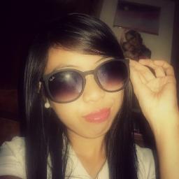 a simple girl who loves to eat chocolate, ice cream, and almond nuts love it and who really really loves music ^_^