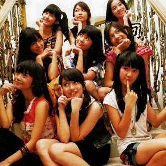 Kau adalah segalanya bagiku.. di dalam hatiku tersimpan nama mu.. (ʃƪ˘⌣˘)