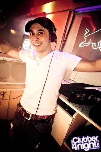 KevTrake's profile picture. Dj 100% electro, de la deep au Hardstyle il n'y a qu'un pas !
Booking:
kevtrake@gmail.com
http://t.co/DO65j1r9
http://t.co/dVBXQP9Q