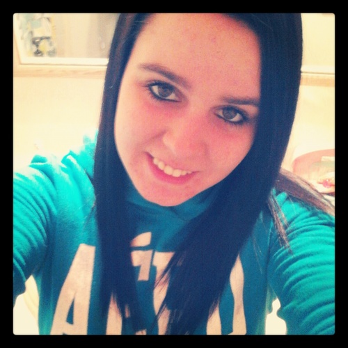 Im Samantha,Im 18 I am taken, i now live in Alaska and pretty happy about it:) you want to know more follow me:)